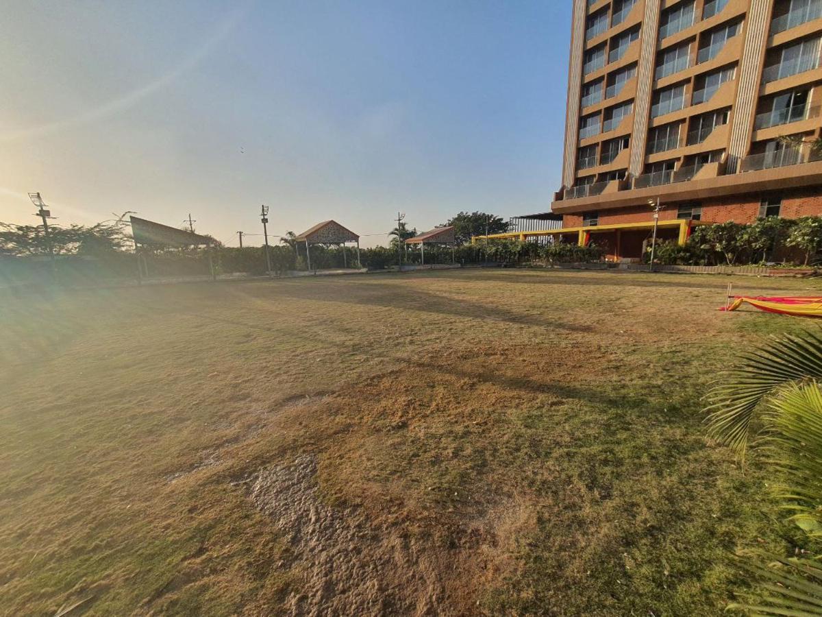 Weekend Address Managed By P.C Homes Surat Luaran gambar
